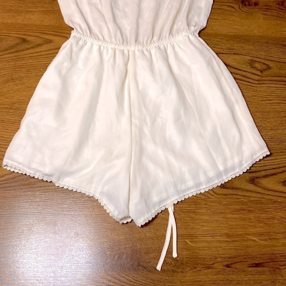 🌷 Beautiful 🌷 Cream Colour Sheer Lace Romper - Picture 6 of 7